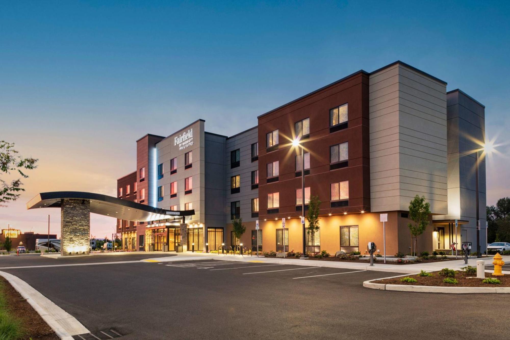 Fairfield By Marriott & Hotel 2*